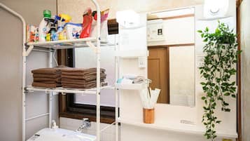 Comfort House | Bathroom | Combined shower/tub, spring water tub, free toiletries, hair dryer