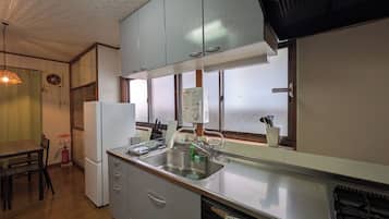 舒適獨棟房屋 | 私人廚房 | 大型冰箱、微波爐、爐台、電鍋