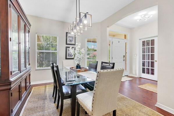 Dining - Spacious 4 bedroom house by OWA & Tanger Outlets, 15 mins from Beaches (Foley)