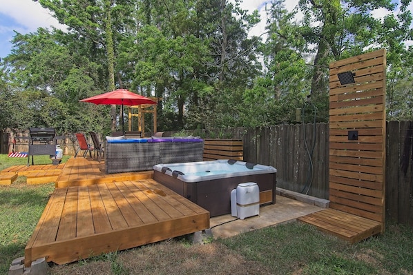 Outdoor spa tub