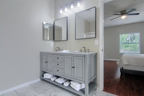 4 bedrooms, desk, iron/ironing board, free WiFi - Spacious 4 bedroom house by OWA & Tanger Outlets, 15 mins from Beaches (Foley)