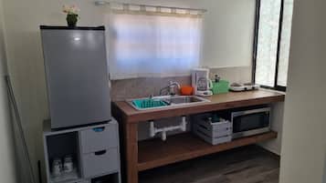 Réfrigérateur, micro-ondes, plaque de cuisson, cafetiÚre/bouilloire