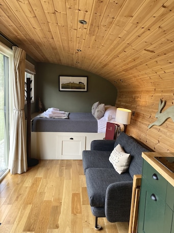 1 bedroom, free WiFi. Hare’s Retreat - ( Middle Cabin ) - sleeps 2 guests in 1 bedroom