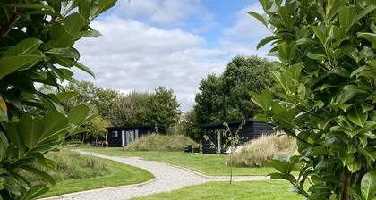 Hare’s Retreat - ( Middle Cabin ) - sleeps 2 guests in 1 bedroom