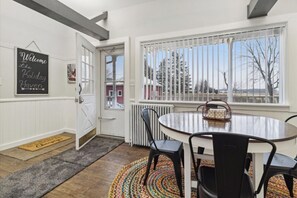 Dining - Lakefront W/ Hot Tub (Commerce Charter Twp)