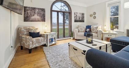 Lakefront W/ Hot Tub