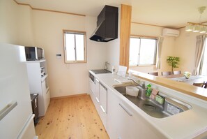 Comfort House | Private kitchen | Full-size fridge, microwave, stovetop, rice cooker - Bep one (Beppu)