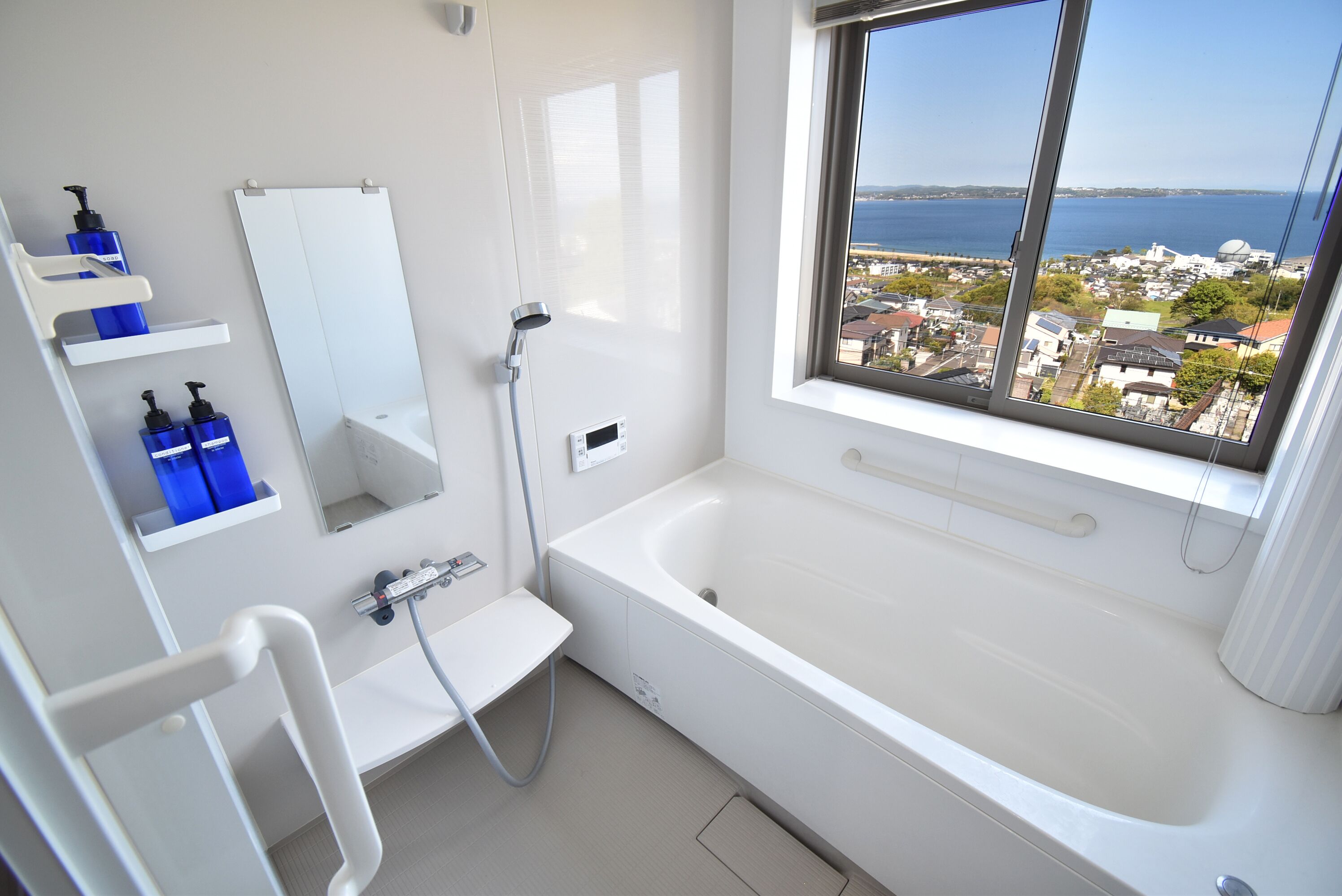 Comfort House | Bathroom | Combined shower/bathtub, free toiletries, hair dryer, bidet