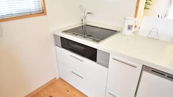 Comfort House | Private kitchen | Full-sized fridge, microwave, stovetop, rice cooker