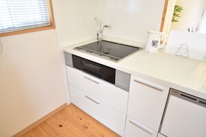 Refrigerador con freezer, microondas, placa de cocina, arrocera