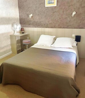 Eenvoudige kamer | Individueel gedecoreerd, een laptopwerkplek, beddengoed