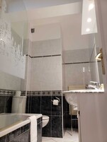 Decoración personalizada y espacio para trabajar con laptop