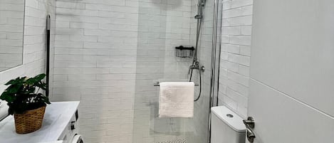 Een douche, handdoeken, shampoo