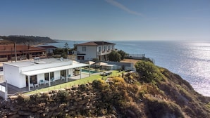 A coastal property with a modern house, a swimming pool, and a view of the sea. - Villa Sabbie Rosse 6 2 (Isola di Capo Rizzuto)
