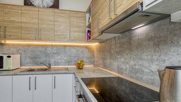 Vila Keluarga, 2 kamar tidur, tepi gunung (Pool & Whirlpool Villa Art Three) | Dapur pribadi | Lemari es, oven, kompor, dan mesin pencuci piring