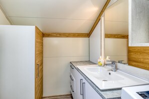 Familienvilla, Mehrere Schlafzimmer, Bergseite (Pool & Whirlpool Villa Art Three) | Badezimmer | Dusche, Haartrockner, Handtücher, Seife