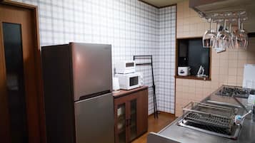 Comfort House | Private kitchen | Full-sized fridge, microwave, stovetop, cookware/dishes/utensils