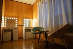 Bañera con ducha, artículos de tocador gratuitos, secador de pelo