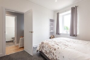 2 chambres, bureau, fer et planche à repasser, lit de bébé portatif