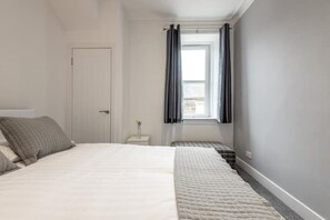 2 Schlafzimmer, Schreibtisch, Bügeleisen/Bügelbrett, Reisekinderbett