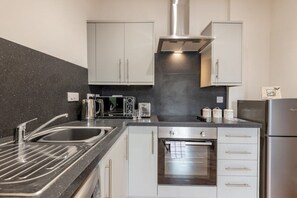 Réfrigérateur, four à micro-ondes, un four, surface de cuisson