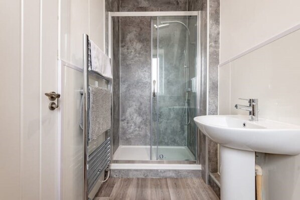 Shower, hair dryer, towels, soap - No 65 Leuchars (Nr St Andrews) Free Parking - Pet Friendly (Leuchars)