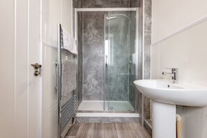 Dusche, Haartrockner, Handtücher, Seife