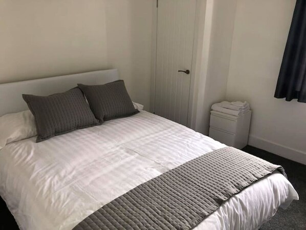 2 Schlafzimmer, Schreibtisch, Bügeleisen/Bügelbrett, Reisekinderbett