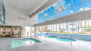 Innendørsbasseng og utendørsbasseng