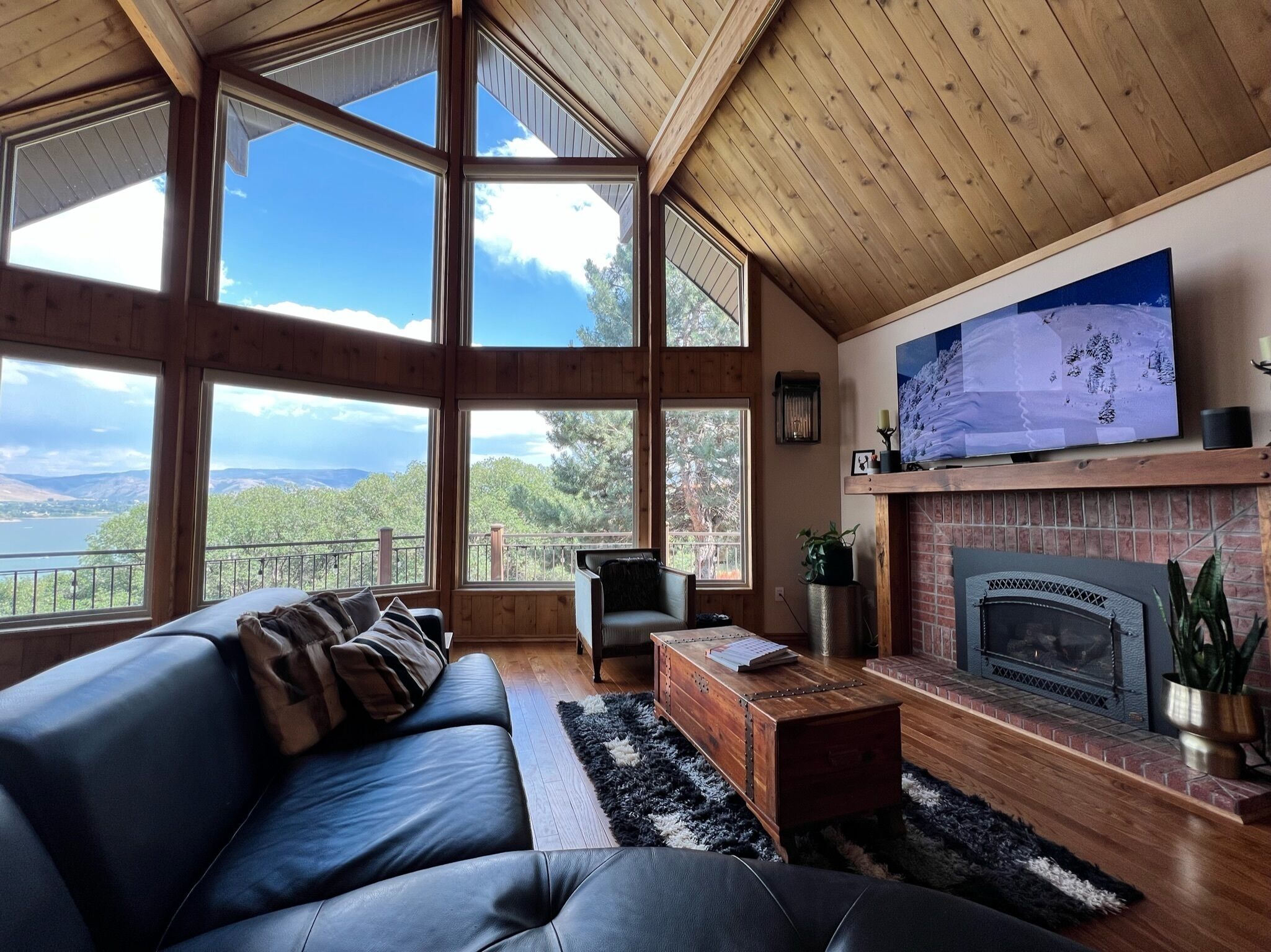 Smart-TV, Kamin, Tischfußball, Bücher