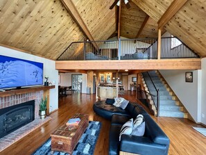 Smart TV, fireplace, table football, books - 15 Acre Retreat Near Eden, Pickleball and Sauna (Huntsville)