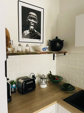 Jääkaappi, uuni, liesi, kahvin-/teenkeitin