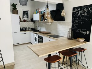 Réfrigérateur, un four, surface de cuisson, cafetière-théière
