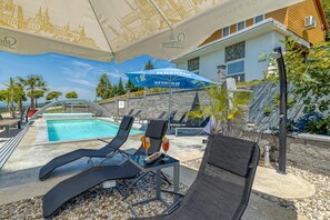 Outdoor pool, a heated pool - Pool & Whirlpool Art Villas (Trebnje)