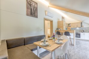 Familie villa, meerdere slaapkamers, uitzicht op gebergte (Pool & Whirlpool Villa Art Three) | Woonruimte | Een 21-inch flatscreentelevisie met digitale zenders en televisie