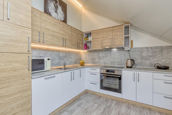 Family Villa, Multiple Bedrooms, Mountainside (Pool & Whirlpool Villa Art Three) | Private kitchen