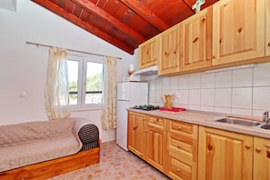 Maison (One Bedroom Holiday Home with Swimmin) | Cuisine privée | Réfrigérateur