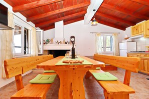 Nhà (One Bedroom Holiday Home with Swimmin) | Phòng ăn