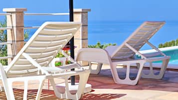 Talo (One Bedroom Holiday Home with Swimmin) | Terassi/patio