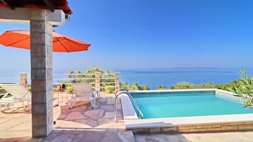 House (One Bedroom Holiday Home with Swimmin) | Pool