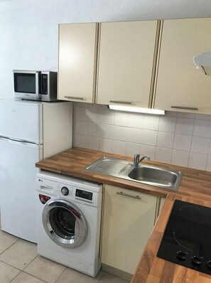 Een koelkast, een microgolfoven, een oven, een kookplaat