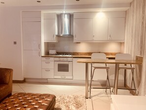 Een koelkast, een microgolfoven, een kookplaat