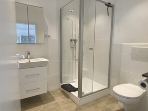 Shower, hair dryer, bathrobes, towels - Apartment Schloofschdubb in Fuldatal Nähe Kassel (Fuldatal)