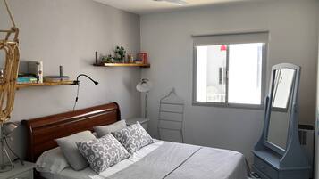2 chambres, bureau, fer et planche à repasser, lit parapluie