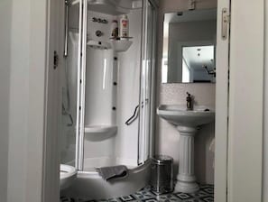 Een douche, een haardroger, een bidet, handdoeken