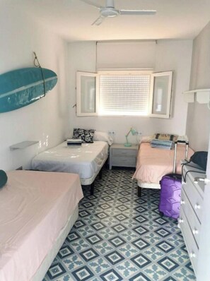 2 slaapkamers, een bureau, een strijkplank/strijkijzer, reisbedje
