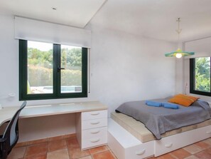 4 bedrooms, iron/ironing board, WiFi
