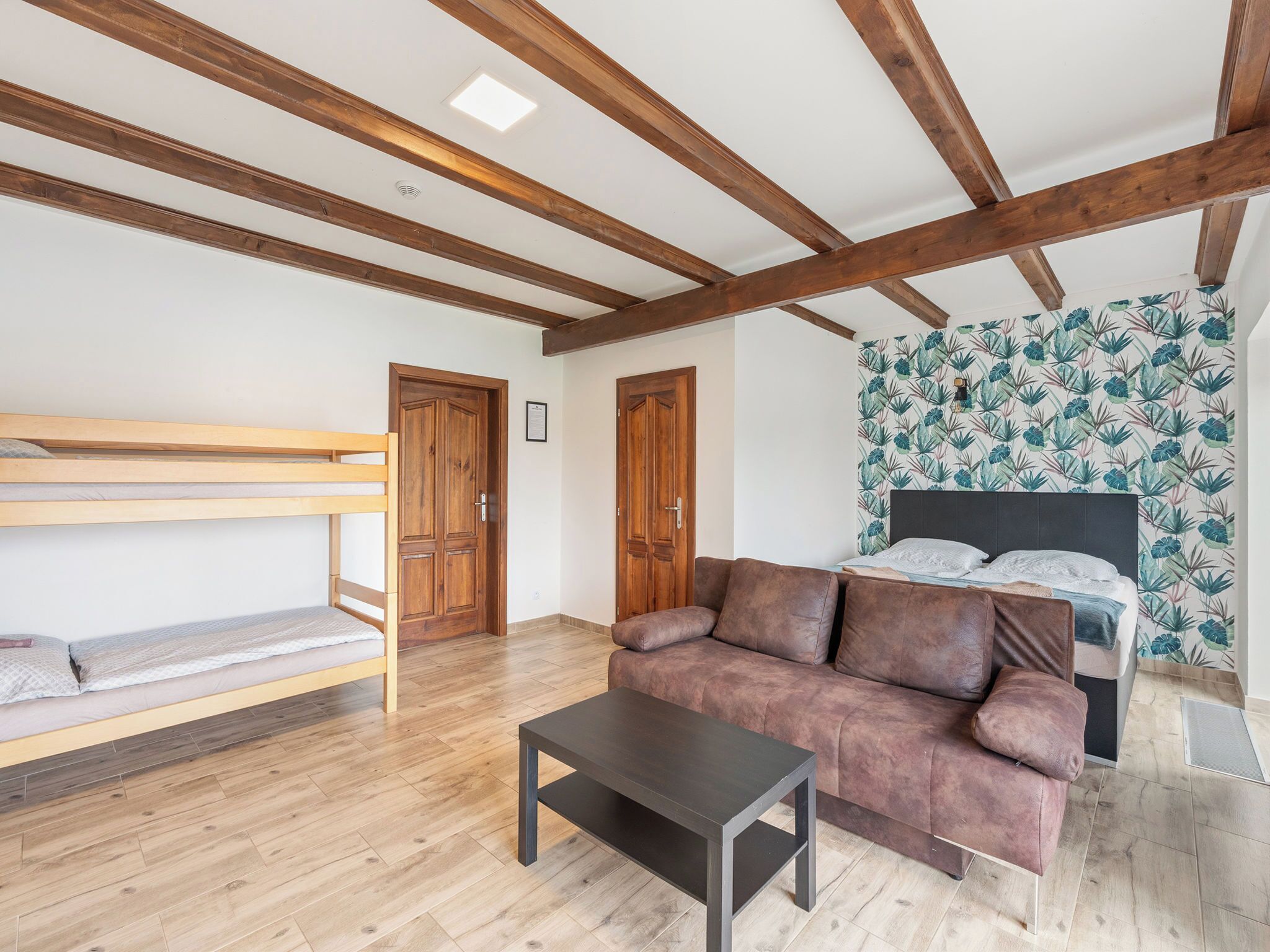 1 bedroom, desk, Internet