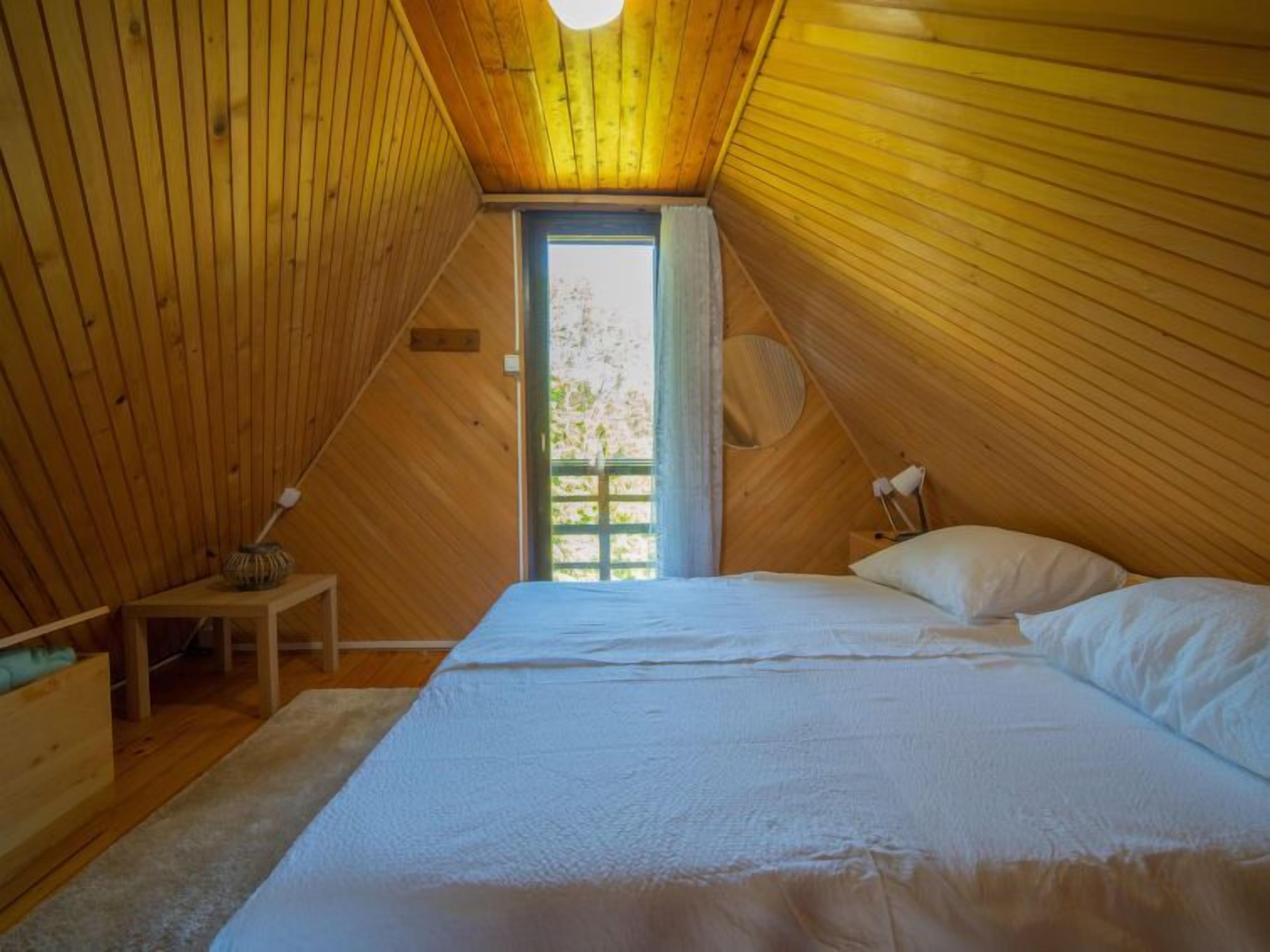 2 bedrooms, desk, Internet