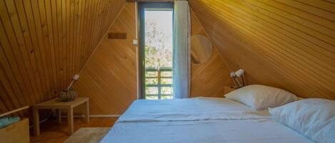 2 bedrooms, desk, Internet